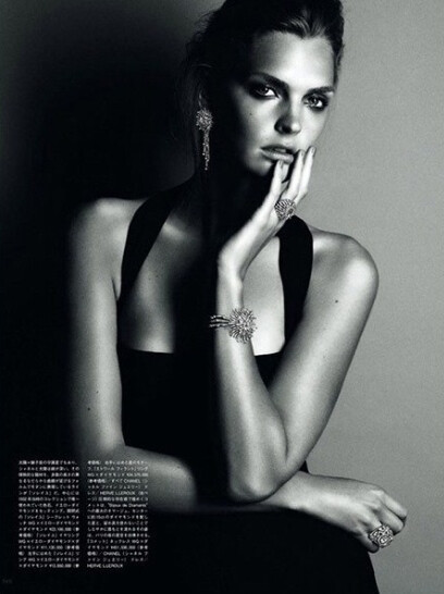 模Gertrud Hegelund登上《Vogue》日本版2012年12月号演绎了香奈儿珠宝大片，摄影师Victor Demarchelier执镜