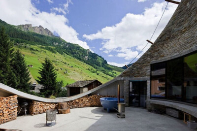 在瑞士知名的瓦尔斯温泉附近有一片相对低矮的山峦，其山坡中隐匿着现代的度假别墅：Hole House，它们由建筑工作室SeARCH和CMA的设计师Bjarne Mastenbroek和Christian Müller倾力打造。洞穴别墅相当于是在山坡中挖出…