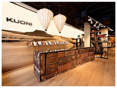 这是 Dreimeta Armin Fischer 为旅游用品商店 Kuoni 在马德里的旗舰店完成的室内设计。项目的设计概念是与大型商店的橱窗风格相一致。Kuoni 自身的设计语言已经在马德里深入人心，在这个商店的设计中也展现的淋漓尽…