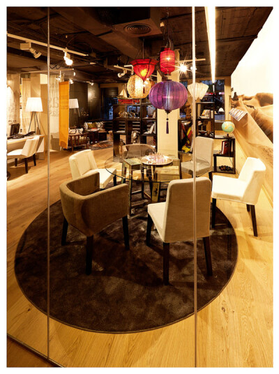 这是 Dreimeta Armin Fischer 为旅游用品商店 Kuoni 在马德里的旗舰店完成的室内设计。项目的设计概念是与大型商店的橱窗风格相一致。Kuoni 自身的设计语言已经在马德里深入人心，在这个商店的设计中也展现的淋漓尽…