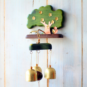 如若是朋友之间相送，代表着对方希望你由风铃的清脆声响而想起他/她。  风的吹动，铃的心系。希望彼此有心电感应。  如若是情侣之间相送，代表恋情和想念。  希望她的心一直因你而灵动，在不能聚首的日子里通过风铃聆听到她的心跳。  另外风铃还有许愿和期盼亲人归来的意思，  把风铃挂在窗边，默许你的心愿， <br /> <br />如果风铃响了，就代表天使听到了你的心声，愿望就会实现哦！