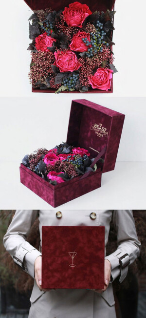 【干杯】红色奥斯丁玫瑰，名叫“Darcy"。特为在盒盖上印了个Martini杯，即便鲜花枯萎，您依然可以珍藏这个盒子，随便放点什么。灵感来自寒夜里，朋友的聚会。窝在丝绒沙发里，人手一杯酒，谈人生聊八卦。。。聊着聊着为某件很小的事，大家哈哈大笑，举杯欢叫——Cheers!。。。为往事为现在，为你爱的爱你的，干一杯！