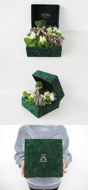 【宝贝】花盒里，有空运自非洲的新鲜薄荷叶。它较之本地出产，叶片更为肥厚圆润，香气逼人。其中的苔藓小熊，打开盒子时你见到它横躺在花丛中。可将它轻轻拿出，竖插—— 小熊就站起来啦。Babe的墨绿色天鹅绒盒盖上，印着一只很小很小的玩具熊。也许童年孤单时，你曾搂它入梦；也许少年离家时，妈妈悄悄把它放进你行囊；也许青年热恋时，有人红着脸将它塞到你怀中。。。你是谁的宝贝？谁是你的宝贝？