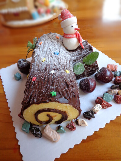 樱桃木柴蛋糕_ 终于盼来了圣诞节，这是我开始烘焙以来的第一个圣诞节，我计划了一定要做姜饼屋和树桩蛋糕，不是想吃，而是因为它们那种浪漫的味道，不需要送到嘴里，只需要看一看，就已经十分满足。