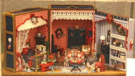 #Dollhouse娃娃屋的类型#特有的形式完成的作品，以外观来说，可以分为两种。一，Dollhouse ﹕看得到房屋建筑的外观及室内装潢；二，Roombox 屋盒﹕没有外观只有室内空间的呈现，强调内部空间的精致度。图为roombox