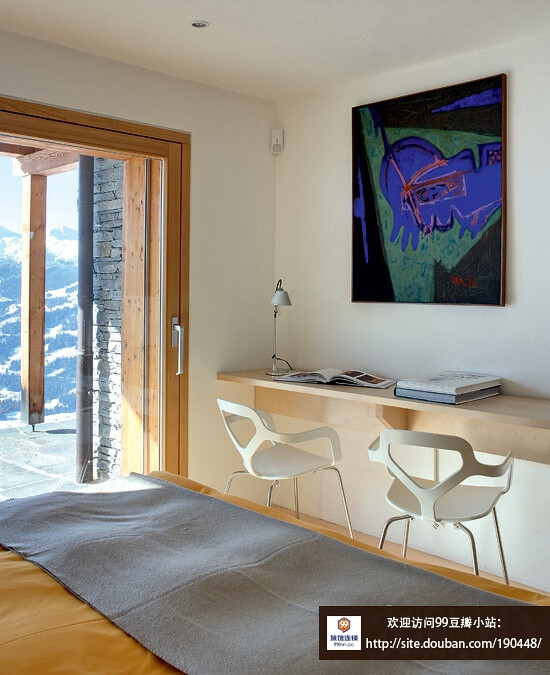 阿尔卑斯之颠 Alpine Chic 【99连锁旅馆】一间客卧之中，从米兰搬来的Driade书桌搭配了Azumis设计的椅子，墙上的画作来自Kersti的个人收藏。 右图 最底层的四间卧室，每一间都可以欣赏到令人屏息凝神的外景。另外每间都配备了Artemide品牌的经典Tolomeo台灯。