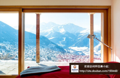 阿尔卑斯之颠 Alpine Chic 【99连锁旅馆】由于在韦尔比耶音乐节及滑雪季期间不允许建造房屋，当地建筑工人们效率都很高，整个工程在8个月内就完成了
