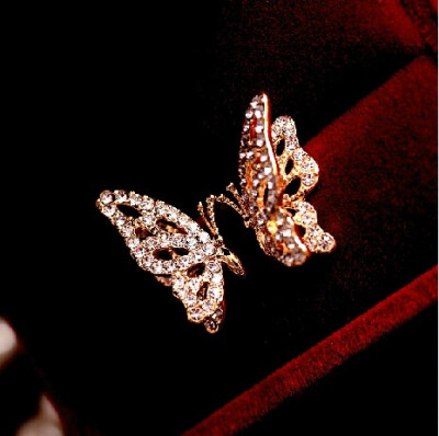 超好看的立体蝴蝶水钻耳钉
