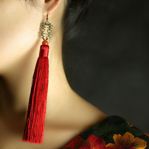 鬓云高拥学盘鸦，一抹轻红傍脸斜。 不识新装合时否？倩人安个髻边花。