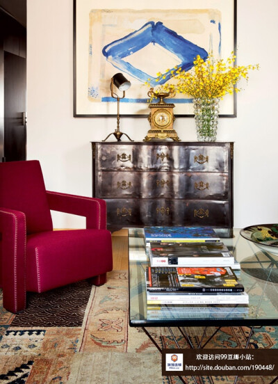 家，聚沙成塔 休息室的另一面，玫瑰红色扶手椅来自Gerrit Rietveld【99连锁旅馆】