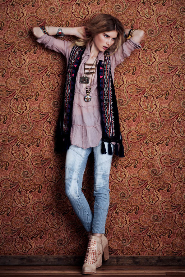 实用的民族风穿搭，Elsa Sylvan Has Wanderlust for Free People’s December Lookbook