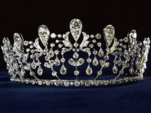 波旁帕尔马的皇冠 1919年制造的，当时由Doudeauille公爵夫人所定制，作为送给自己的女儿Edwige与Sixte王子的新婚礼物，如今，这个皇冠已经见证了世间近100年的历史变迁。