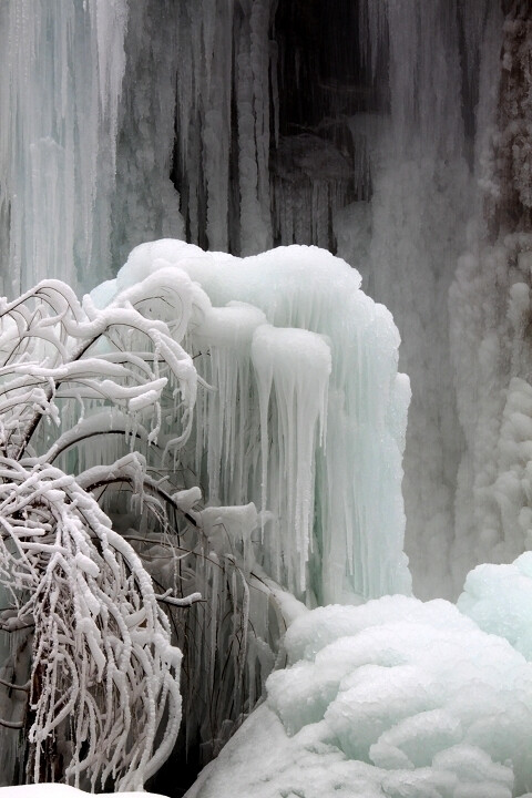 【冰雪笼罩黄龙潭摄】陇南成县风光