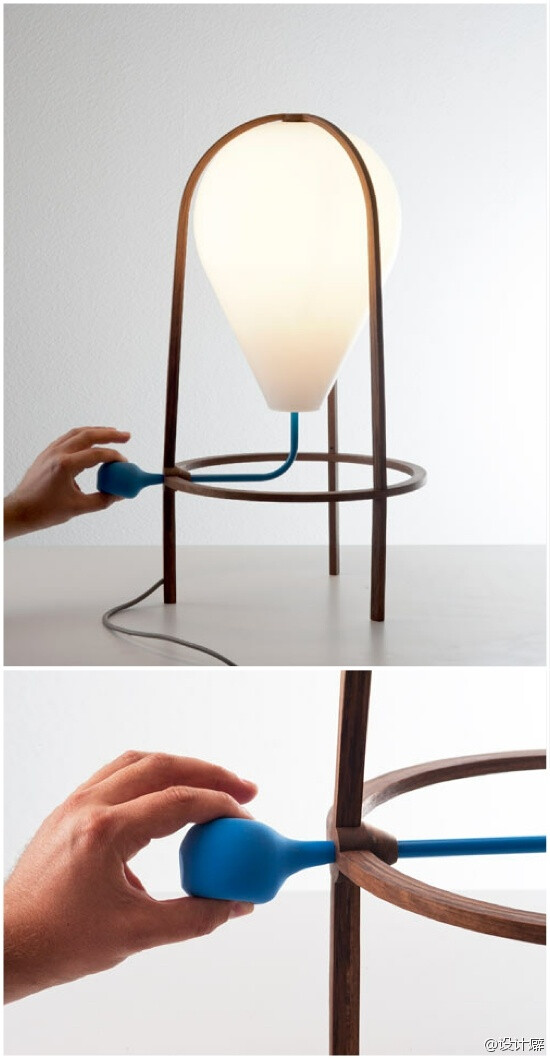 室内设计师和建筑师Grégoire de Lafforest为Galerie Gosserez设计了一款名为“Olab”的气球台灯， 最外围是一个用黑胡桃木做成的笼子，灯罩仿佛是一个被困在笼子里的玻璃气球，气球底部和一个“洗耳球”相连，轻轻捏一下洗耳球，就可以把灯打开。