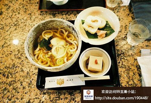 乌冬面。又作乌龙。是一种以小麦为原料制造的日本面，在粗细和长度方面有特别的规定。。【99旅馆】美食家