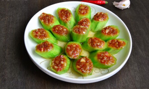 美白又护肤【蒜蓉蒸丝瓜】的做法 - 简宜 - 伊水一方 开心屋