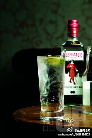 【必富达汤姆柯林斯Tom Collins】别致的甜味和独特的香气浑然天成~材料：50ml必富达金酒/25ml鲜榨柠檬汁汁/15ml糖浆/50ml苏打水 制作：把必富达金酒、鲜榨柠檬汁汁、糖浆倒入一个高杯中，用调酒匙搅拌均匀后加入苏打…