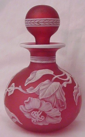 1900年左右的英国宝石玻璃香水瓶，出处不明。根据香水瓶瓶塞样式，推断是Stevens & Williams出产的。香水瓶高度为5 1/2英寸。