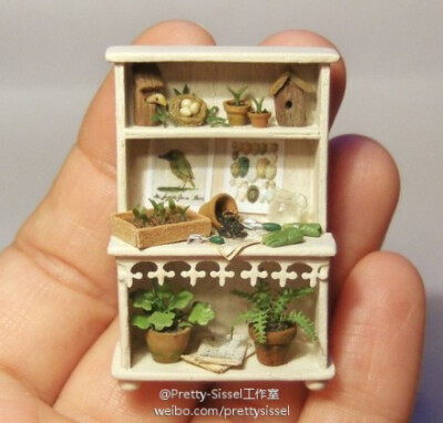 #Miniature Dollhouse娃娃屋赏析#迷你，再迷你，这些小物件做起来都不难，大家不妨可以试试锯一下木头，上一下颜色，只要有耐心，有信心，我们也可以做得到