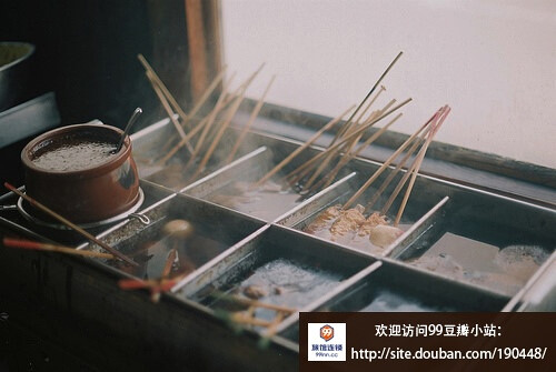 关东煮。日语本名御田（おでん oden），是一种源自日本关东地区的料理。“关东煮”、“关东炊”（関东煮、関东炊き，读音皆为kantodaki）是关西人给这种料理的名称。关东煮又称为黑轮，读作olen。后来流传到台湾，在台湾进一步丰富了汤汁、蘸料及其品种，营养丰富、自成一格， 【99旅馆】美食家