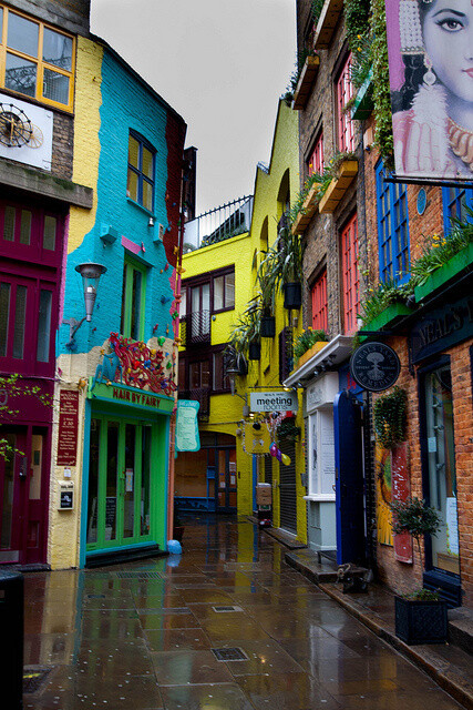 【Neal's Yard, London尼尔的院子】咖啡馆林立~位在伦敦柯芬园Covent Garden附近，由两条街交叉的三角狀小胡同绮丽的色彩渲染古老的建筑，想不想把自己的下午交给它~