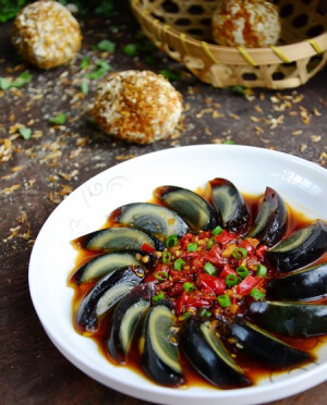 美味凉拌皮蛋【剁椒皮蛋】的做法 - 简宜 - 伊水一方 开心屋