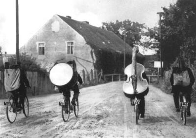 一个民间乐队的成员们骑着自行车，穿梭往返于欧洲各个小镇之间。