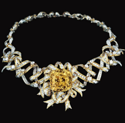 让-史隆伯杰设计的tiffany黄钻缎带项链.Tiffany Diamond黄钻被誉为世界上最大最璀璨夺目的黄钻之一，是Tiffany &amp; Co.蒂芙尼成立后所开创的极致品质和至臻切割工艺标准的完美象征，传承八代之久.
