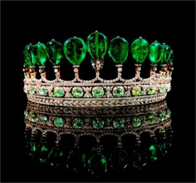 这顶皇冠镶有11颗珍罕不凡的梨形哥伦比亚绿宝石，共重逾500卡拉，估价500万至1,000万美元.