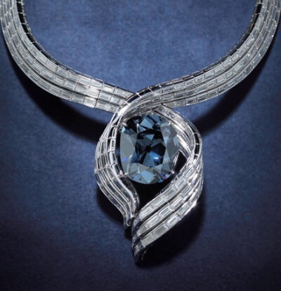 Hope Diamond ，这颗举世瞩目的45.52克拉钻石曾在纽约第五大道展出，真的是一颗永流传啊~