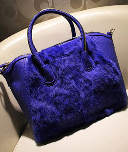 今年是蓝色系的领衔之年，鞋子包包衣服都是蓝色的，哈哈