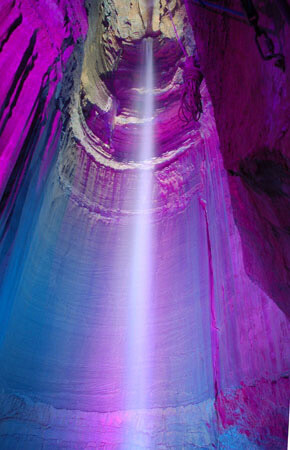 紅宝石瀑布(Ruby Falls)，美国田纳西州。这个瀑布与一般的瀑布不同，它深藏于341米的地下溶洞之内，与溶洞景观紧密地结合在一起,是世间少有的洞中瀑布。设计者为红宝石瀑布配置了七彩射灯，不断地变换色彩，使得瀑布显得异彩纷呈。