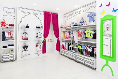 西班牙瓦伦西亚的一家童装店，Piccino 意大利与 孩子的意思， 这是一个家族企业。从儿童服装 到背包设计，位于瓦伦西亚的是旗下一个零售店，富于童趣的鲜艳颜色，以及手绘简单线条，无一不吸引着孩子们的目光。