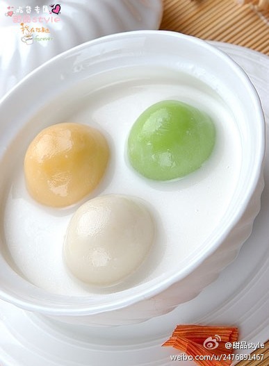 【精致早餐椰汁南瓜汤圆】南瓜200g，糯米粉300g，椰子粉适量，白糖50g。①南瓜去皮，切成薄片，隔水蒸熟；②蒸软的南瓜搅拌成南瓜泥，放白糖拌匀；③把糯米粉分次倒进南瓜泥拌匀；④椰子粉用两碗开水冲调备用；⑤适…