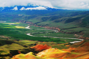 阔克苏大峡谷景区——九曲十八弯景点  雨后的九曲十八弯 绿的耀眼 红的惊艳