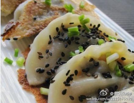 【脆皮芝麻煎饺】1.将平底锅开小火放少许油润锅；2.速冻水饺依次排入，加入2-3碗的水(用手洒水的方式，让水饺全身都能润湿)，中火烧至水收干；3.调半碗生粉水，倒入煎饺中；4.转大火，洒入芝麻，一直煎到饺皮焦脆，洒葱花出锅~