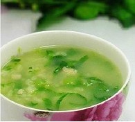 【美白生菜粥】材料：大米200g；生菜100g；葱末10g；盐2g；油小半勺；清水适量。做法：①洗米，提前泡半个小时；②加足清水煮到沸，加少量的盐和油，转中火再煮10分钟；③半小时后，煮到米醇粥香时，加入切好的生菜，略煮2分钟，美味的生菜粥就做好了。