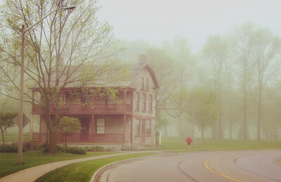 清晨雾中散步