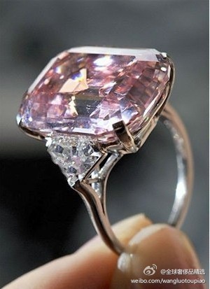 这款粉红钻石估价为1100万至2000万美元，来自一个私人收藏品。送她这样一颗求婚吧！！！