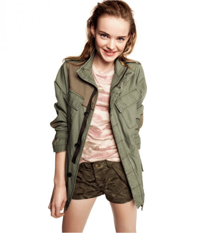 【搭】H&M Enlists Svea Kloosterhof for its Divided Collection