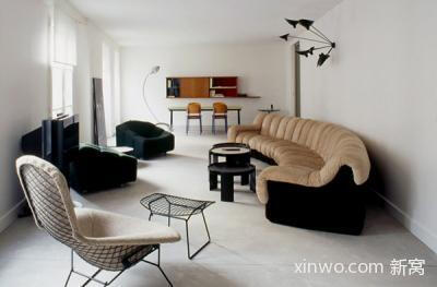 #在房间里的家具设计的影响:阿拉亚的公寓#