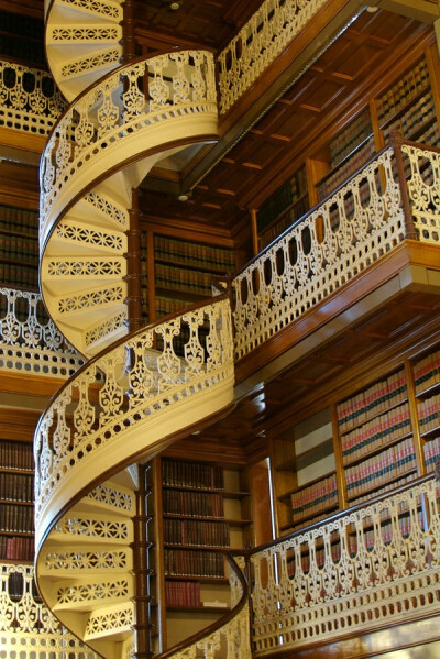 Spiral staircase in the Iowa state capital library