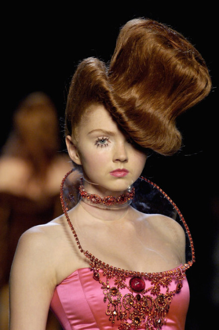 #Wonder details#Lily Cole的发丝礼帽...高级定制的妙处在于挑战与颠覆你已深入骨髓的美学设定。Jean Paul Gaultier Haute Couture FW 06/07 Paris...