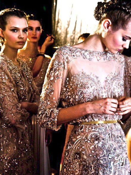 请注意这里有仙女出没，Elie Saab Haute Couture backstage 2012 FW ，华丽丽的钻石仙裙~~