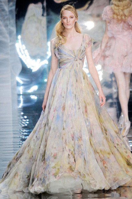 #Elie Saab Haute Couture Spring 2010#清新的淡彩画在细密或轻松的褶裥之间显得尤为诗意，像是《圣经·雅歌》中颂赞爱情的美句：“你是沙仑的玫瑰，你是谷中的百合花……”