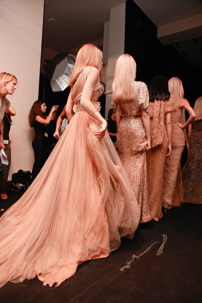 这几款Elie saab的红毯晚礼服，曾经掀起明星中的一阵红毯热潮，设计师传递的是一种梦幻而摩登的设计理念，加上薄纱面料的飘逸感，完全突出了其梦幻闪亮的女性魅力主题。【