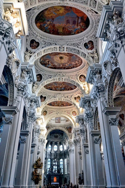 Italian baroque architecture inside Dom St. Stephan in Passau, Germany (by Te Whiu).