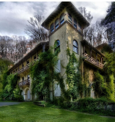 Old abandoned building in National Park Seminary by nosauten.....It needs just a little cleaning and it would be perfect!!