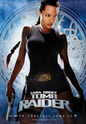 古墓丽影 Lara Croft: Tomb Raider 20年前罗拉（安吉丽娜•朱莉 饰）的父亲（乔恩•沃伊特 饰）挖掘古墓得到的一个箱里收藏了一个神秘的钟。罗拉从父亲那里知道，这个钟被一个神秘的组织有关。这个叫光明会的组织相信当他们找到这个古钟后便是把时间与空间打开的钥匙，一把三角形的金属钥匙，多年来组织一直苦苦寻觅。 光明会希望通过这把钥匙让他们的组织始祖复活，但首先要找到钥匙。而且时间紧迫，两天后将出现日全蚀的景观，这个时候的三角内在的力量便会到达最大，光明会的不想错过这个大好机会。罗拉扛上了这个艰巨的任务，在重重困难中寻找拯救宇宙的三角。 