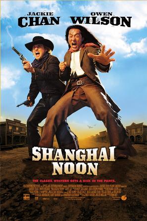 上海正午 Shanghai Noon 故事发生在清朝，蓓蓓公主（刘玉玲 饰）由皇帝主婚，必须嫁给皇族亲王，公主心里十万分的不愿意。这时，不怀好意的英文教师安德鲁看出了公主心意，怂恿她出逃美国。公主出逃后，安德鲁留下了一封勒索信给皇帝，所要赎金十万金条。 这下皇帝慌了神，马上派出三名大内高手带上赎金前往美国营救公主。大内侍卫黄强（成龙 饰）在公主出逃时曾见过她，不过并没能拦下她，对公主一直不能忘怀。于是，他请求当翻译的叔叔为他说请，让他参与营救行动。侍卫队长批准了他的请求，一行人正式踏上了美国。 